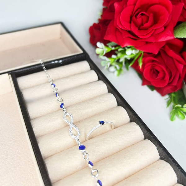 Conjunto pulseira e anel solitário com zircônias azuis e detalhe de infinito cravejado