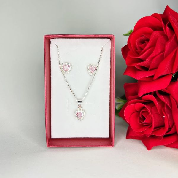 Conjunto Coração de Zircônia rosa cravejado. (Par de brincos + Colar)